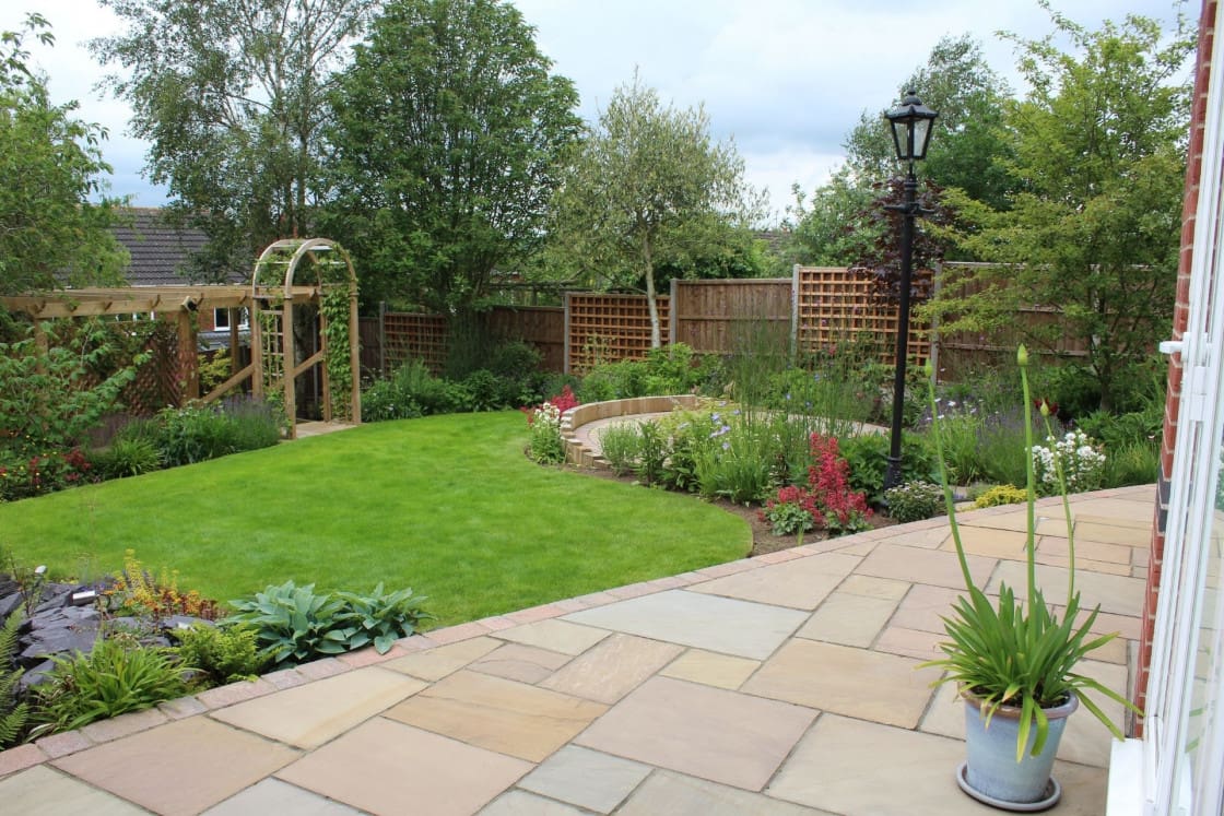 Traditional patio with planting
